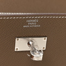 Load image into Gallery viewer, Epsom Kelly Wallet To Go Etoupe