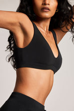 Load image into Gallery viewer, Airis Scoop Bra in Black