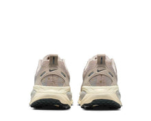 Load image into Gallery viewer, Nike Vomero 18 SE W "Cream II"