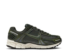 Load image into Gallery viewer, Nike Air Zoom Vomero 5 W